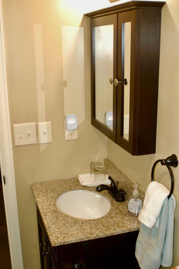 Blue Bear Den 3Br 2Ba Dtc Private Apt Hot Tub DEN Exterior foto